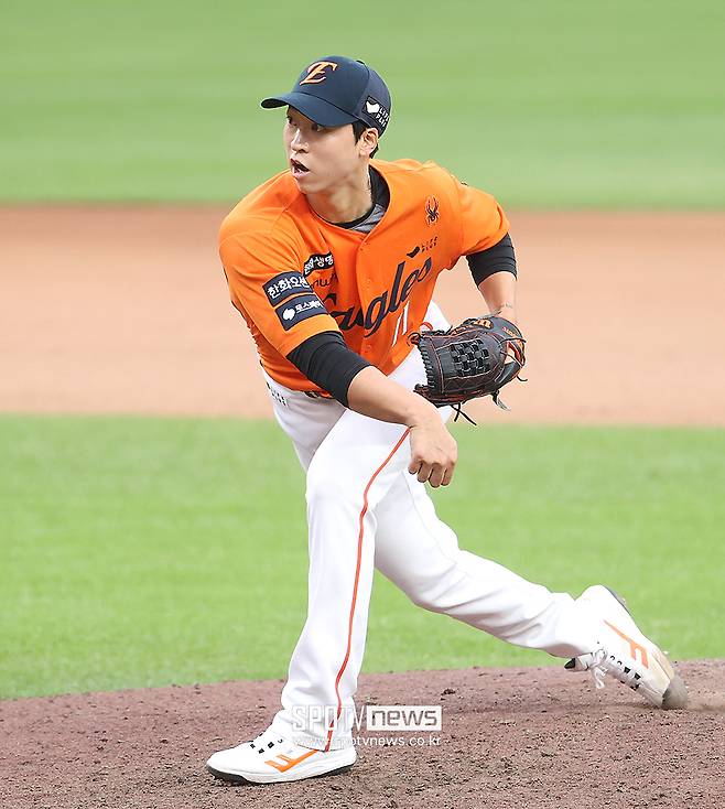 ▲ 자신의 자리를 사수해야 하는 피말리는 경쟁이 기다리고 있는 엄상백 ⓒ곽혜미 기자