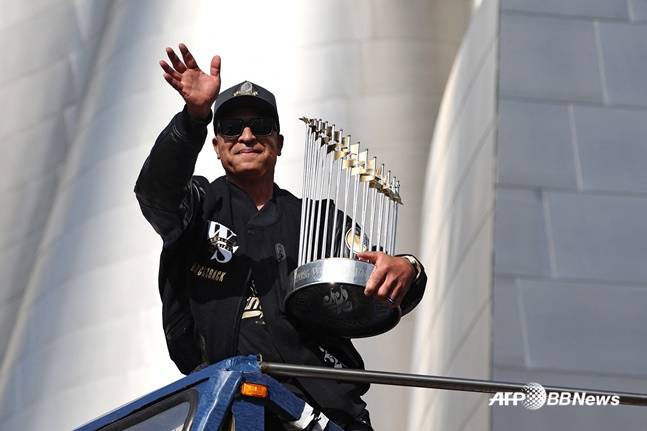 데이브 로버츠 LA 다저스 감독이 2025 월드시리즈 우승 트로피를 들고 포즈를 취하고 있다. /AFPBBNews=뉴스1