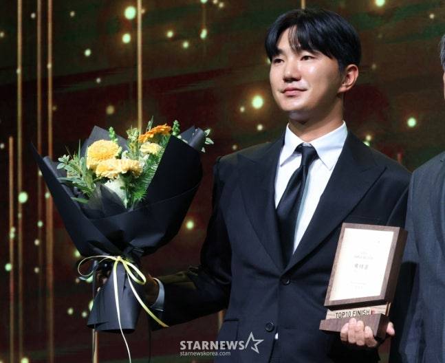 옥태훈이 톱10 피니시상을 수상하고 /사진=김진경 대기자