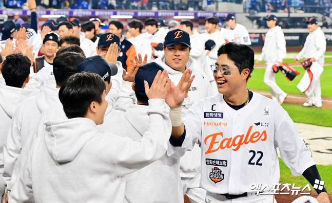 24일 오후 대전 한화생명 볼파크에서 열린 '2025 신한 SOL Bank KBO 포스트시즌' 삼성 라이온즈와 한화 이글스의 플레이오프 5차전 경기, 한화가 삼성에 11:2로 승리하며 19년 만에 한국시리즈에 진출했다. 한국시리즈에 진출한 한화 선수들이 하이파이브를 하고 있다. 엑스포츠뉴스DB