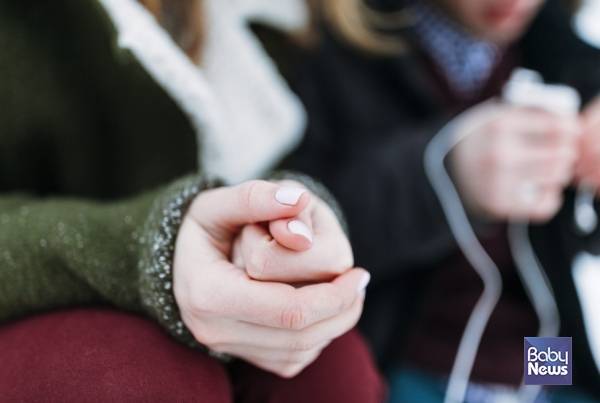 사계절 내내 손과 발이 시리고, 여름에도 장갑이나 양말을 벗기 어려운 정도라면 단순한 냉증이 아니라 '수족냉증'일 가능성이 크다. ⓒ베이비뉴스