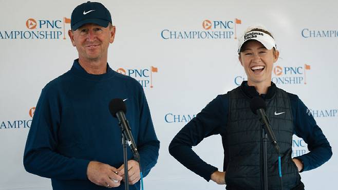 넬리 코다(오른쪽)과 아버지 페트로. (사진=PNC 챔피언십)
