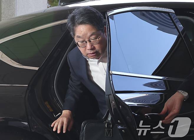 '대장동 항소 포기'로 검찰 내부에서 사퇴 압박을 받고 있는 노만석 검찰총장 직무대행이 12일 서울 서초구 대검찰청으로 출근하고 있다. 노 대행은 이날 오후 사퇴 의사를 밝히면서 검찰청을 떠났다. 2025.11.12/뉴스1 ⓒ News1 김성진 기자