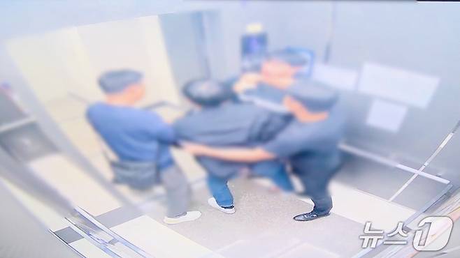 총책 검거 장면.(경기남부경찰청 제공)