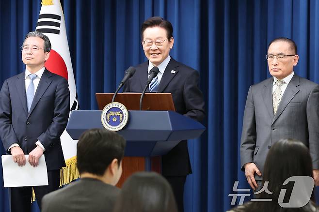 이재명 대통령이 14일 서울 용산 대통령실 청사에서 한·미 팩트시트 타결 관련 발표를 하고 있다. 오른 쪽이 위성락 국가안보실장. 2025.11.14/뉴스1 ⓒ News1 허경 기자