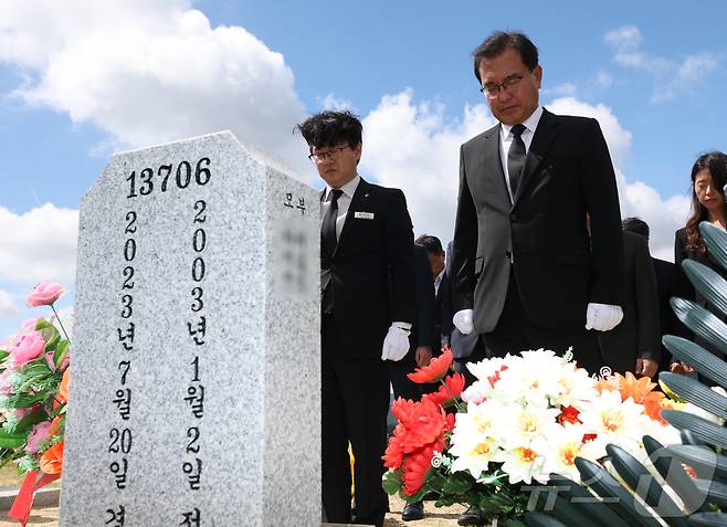 순직 해병 수사 외압 사건을 맡은 이명현 특별검사 등 특검 지휘부가 지난 7월 1일 대전 국립현충원에 안장된 순직 해병대원의 묘를 참배했다. 2025.7.1/뉴스1 ⓒ News1 김기태 기자(공동취재)