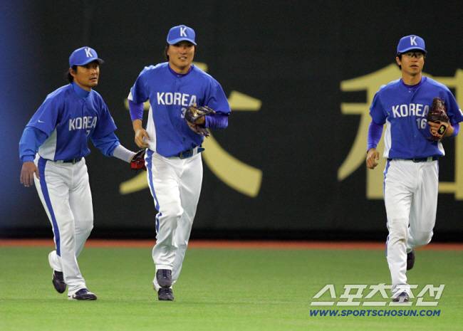 한국야구대표팀 우익수 이진영이 2006년 WBC 일본전서 4회말 2사 만루서 니시오카의 우익선상으로 빠지는 타구를 다이빙캐치로 잡은 뒤 더그아웃으로 들어오고 있다. 연합뉴스
