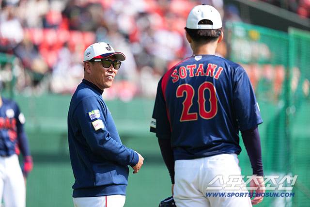 이바타 일본대표팀 감독과 좌완 소타니. 퍼시픽리그 오릭스 소속인 소타니는 이번 한국전이 센트럴리그 요미우리의 홈구장 도쿄돔 첫 등판 경기다. 사진캡처=일본야구대표팀 홈페이지