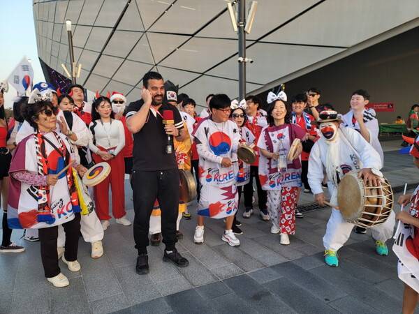 2022 카타르 월드컵 당시 권태균 단장을 비롯한 글로벌 아리랑응원단이 경기장 밖에서 신명나는 사물놀이를 펼치며 한국대표팀의 선전을 기원하고 있다.