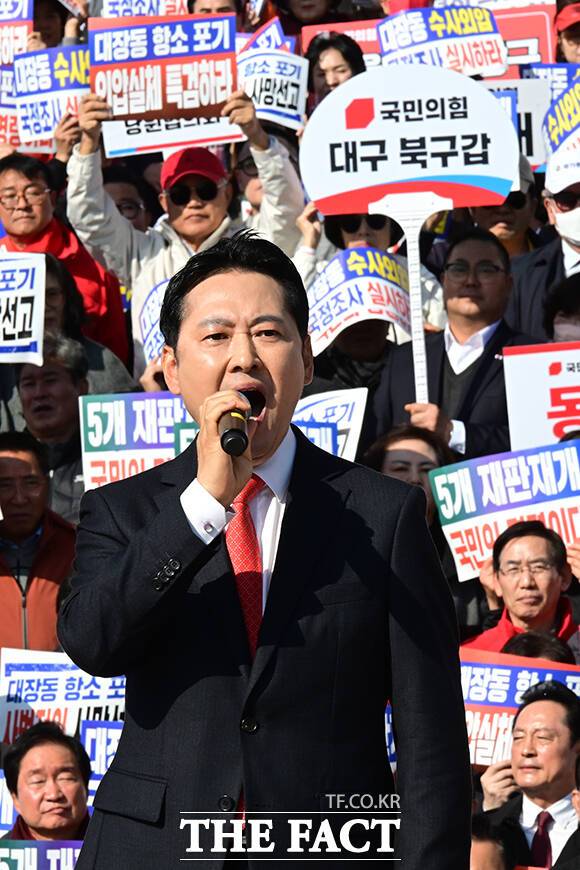 장동혁 국민의힘 대표가 내년 6·3 지방선거를 앞두고 강성 지지층과 중도층 사이 아슬아슬한 줄타기를 이어가고 있다. 사진은 장 대표가 12일 오전 서울 여의도 국회에서 열린 '대장동 일당 7400억 국고 환수 촉구 및 검찰 항소포기 외압 규탄대회'에 참석해 규탄사를 하고 있는 모습. /남윤호 기자