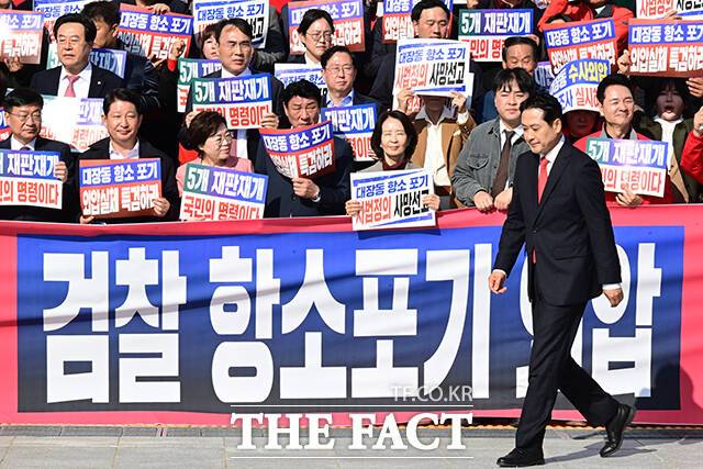 취임 후 처음으로 광주 5·18 민주묘지를 찾아 호남과의 동행을 강조하며 외연 확장에 나섰던 장동혁 국민의힘 대표는 최근 '윤어게인' 세력과 또다시 밀착하는 듯한 행보를 보이고 있다. 사진은 장 대표가 12일 오전 서울 여의도 국회에서 열린 '대장동 일당 7400억 국고 환수 촉구 및 검찰 항소포기 외압 규탄대회'에 참석해 연단으로 향하고 있는 모습. /남윤호 기자