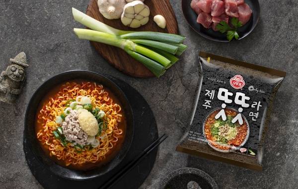 오뚜기는 제주도 라면 맛집인 '금악 똣똣라면'과 협업해 '제주똣똣라면'을 전국 출시했다. 이 제품은 제주산 흑돼지를 원료로 만들어 진한 국물이 특징이다. /오뚜기