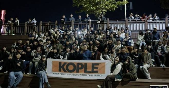 화순 꽃강길 음악분수를 감상하는 코플 관광객. 화순군 제공