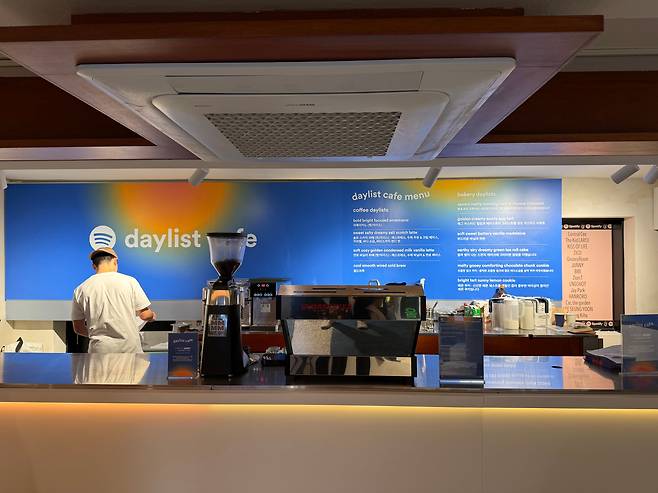 스포티파이가 서울 성수동 앤더슨씨에 마련한 체험형 공간 '스포티파이 하우스 서울' 1층의 '데이리스트 카페'. / 스포티파이 제공
