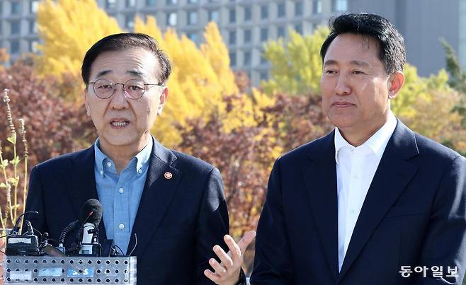 김윤덕 국토교통부 장관(왼쪽)이 13일 서울 중구의 한 식당 앞에서 오세훈 서울시장과 오찬을 마치고 취재진과 질의응답을 하고 있다. 전영한 기자 scoopjyh@donga.com