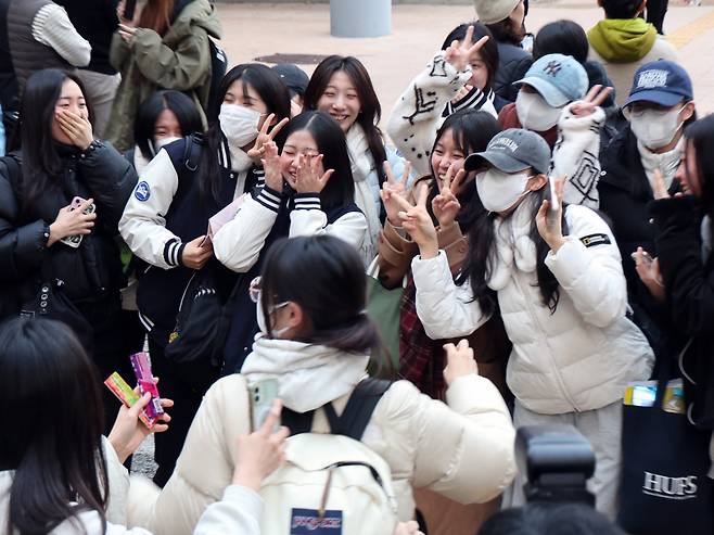 2026학년도 대학수학능력시험일인 13일 오후 서울특별시교육청 13지구 제14시험장인 서울 영등포구 여의도여자고등학교에서 수험생들이 시험장을 나서며 기뻐하고 있다. 뉴스1