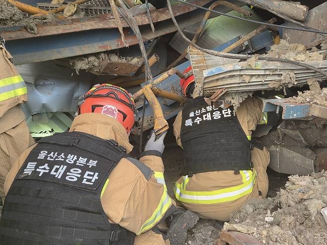 14일 오후 울산화력발전소 붕괴 현장에서 구조대원들이 마지막 매몰자를 찾기 위해 수색구조작업을 하고 있다. (소방청 제공. 재판매 및 DB 금지) 2025.11.14/뉴스1