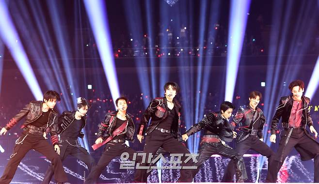 2025 코리아 그랜드 뮤직 어워즈 with iM뱅크’(2025 KGMA) 첫날 아티스트데이가 14일 오후 인천 영종도 인스파이어 아레나에서 펼쳐졌다. 더보이즈가 화려한 무대를 꾸미고 있다. KGMA는 한 해 동안 국내외 팬들에게 많은 사랑을 받은 K팝 아티스트와 작품들을 조명해 차별화된 콘텐츠를 선보이는 K팝 축제다. 올해는 KGMA 조직위원회와 크리에이터링, 디오디가 공동 주관하며, 인천광역시와 인천관광공사가 후원한다. 타이틀 스폰서로는 iM뱅크가 함께한다. 2025 KGMA는 KT ENA가 주관 방송사로 참여하며, 틱톡라이브를 통해 일본, 중국을 제외한 국내 및 글로벌에 생중계된다. 일본에서는 훌루 재팬을 통해 실시간으로 볼 수 있다. 영종도(인천)=KGMA특별취재단/2025.11.14./