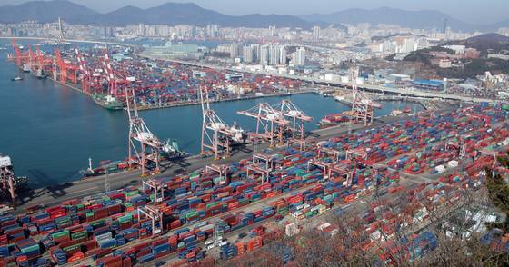 부산 남구 감만부두와 신선대부두에 컨테이너가 가득 쌓여 있다. 송봉근 객원기자