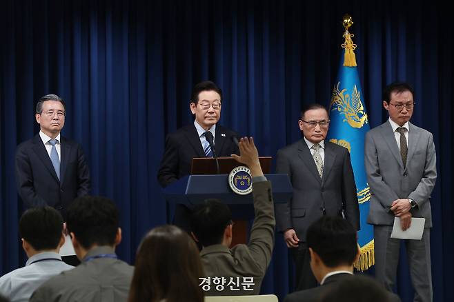 이재명 대통령이 14일 서울 용산 대통령실 기자회견장에서 한미 팩트시트 타결과 관련해 발표를 마친 뒤 취재진 질문을 받고 있다. 대통령실사진기자단