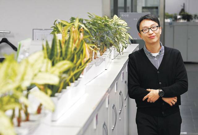 정희원 서울시 건강총괄관이 지난 3일 서울시청에서 문화일보와 인터뷰하기 전 기념 촬영을 하고 있다. 윤성호 기자