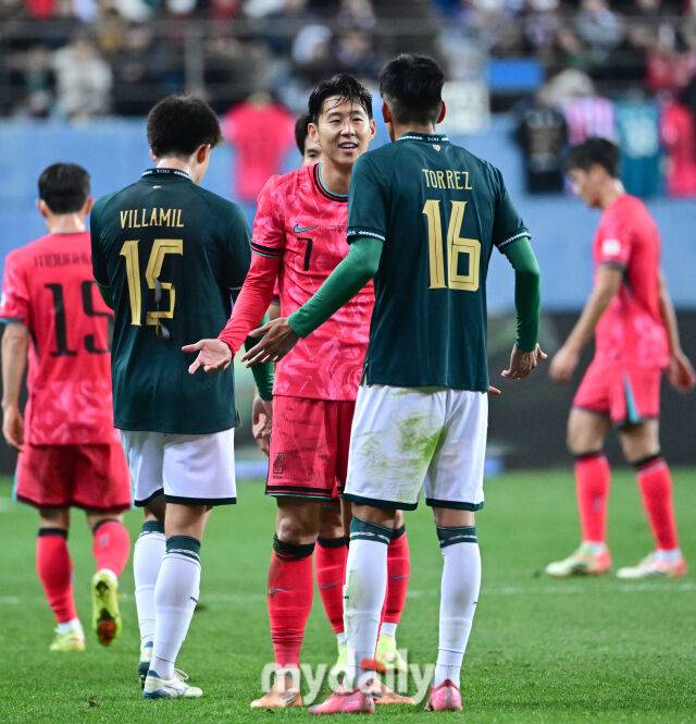 2025년 11월 14일 오후 대전월드컵경기장에서 대한민국과 볼리비아의 친선경기가 열렸다.볼리비아 선수들이 이강인의 파울에 대해 항의하자 손흥민이 진정시키고 있다./대전월드컵경기장=유진형 기자