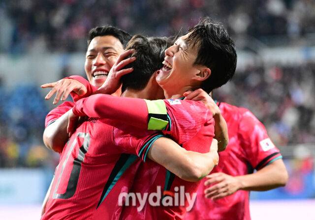 2025년 11월 14일 오후 대전월드컵경기장에서 대한민국과 볼리비아의 친선경기가 열렸다.손흥민이 후반전 골을 넣고 기뻐하고 있다./대전월드컵경기장=유진형 기자