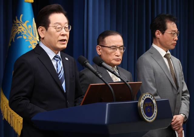 이재명 대통령이 14일 서울 용산구 대통령실에서 한·미 간 무역합의 공동 설명자료(조인트 팩트시트)와 관련해 발표를 하고 있다. 연합뉴스