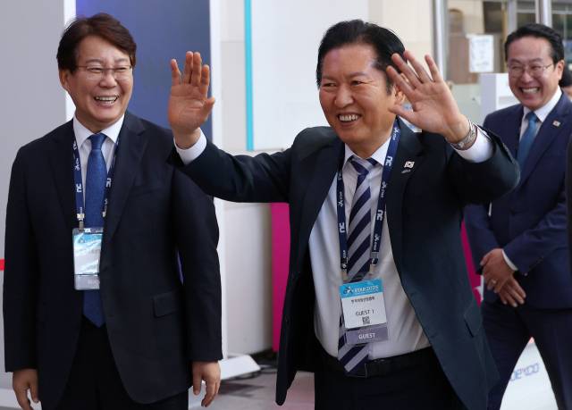 ▲더불어민주당 정청래 대표가 14일 오후 부산 해운대구 벡스코에서 열리고 있는 국제게임전시회 지스타2025를 찾아 관람객들에게 인사하고 있다. ⓒ연합뉴스