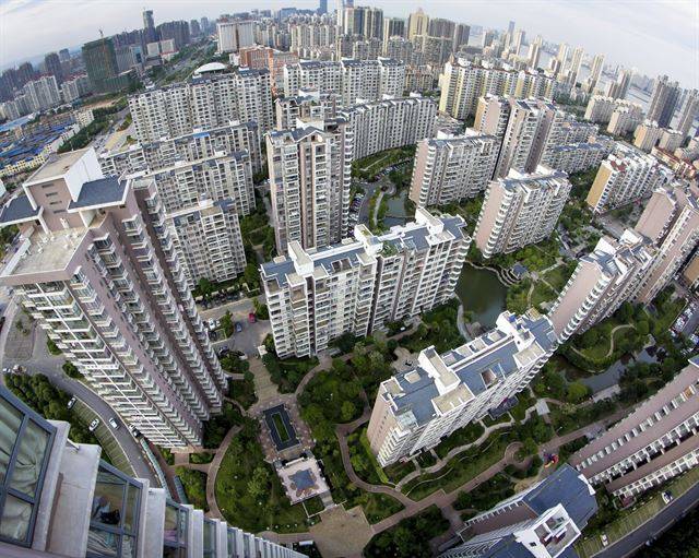 재건축 단지 중심의 부분 강세 속에서도, 매수자들의 고점 인식이 확산되며 ‘거래량 감소 → 단기 조정 → 실수요 중심 재편’ 흐름이 이어질 가능성이 높다. 게티이미지