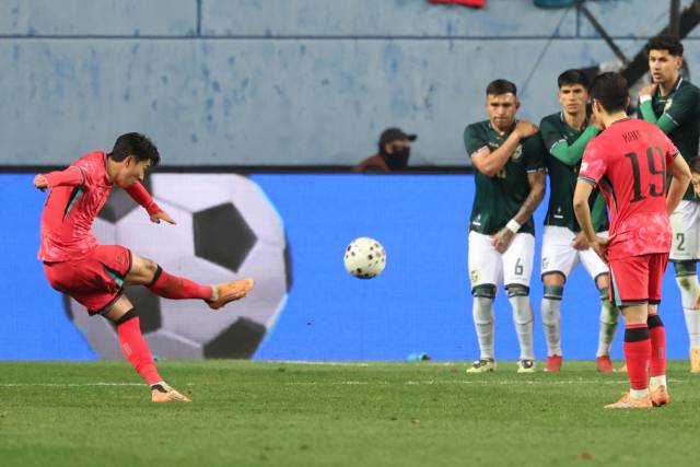 축구 대표팀 손흥민(왼쪽)이 14일 볼리비아와의 평가전에서 프리킥 골을 넣고 있다. 연합뉴스