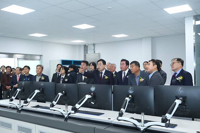 주낙영 경주시장과 참석자들이 공유배터리 안전연구센터 내 관제실을 둘러보며 시설 설명을 듣고 있다. ⓒ경주시 제공