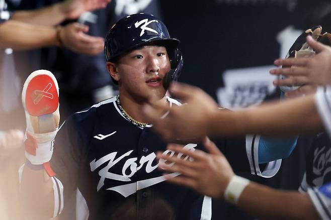 야구국가대표팀의 2번타자 안현민이 9일 고척스카이돔에서 열린 체코와 평가전 도중 득점한 뒤 덕아웃에서 동료들과 기뻐하고 있다. 고척|뉴시스