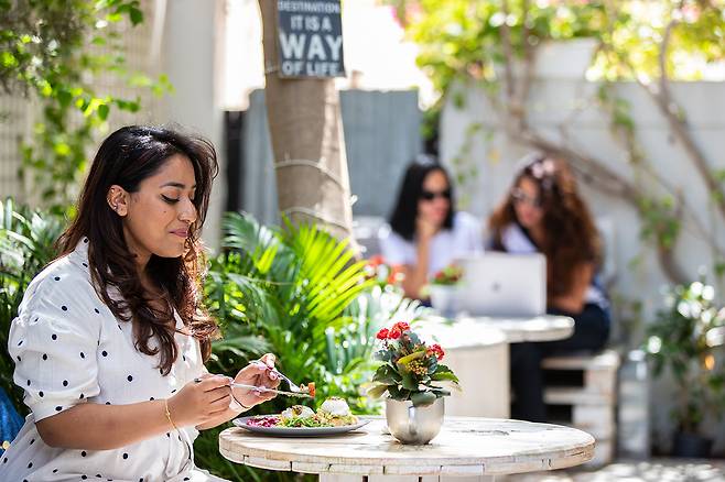 두바이에서는 야외 테라스에서 즐기는 알 프레스코 다이닝이 새로운 미식 트렌드로 떠오르고 있다. 사진제공|VisitDubai