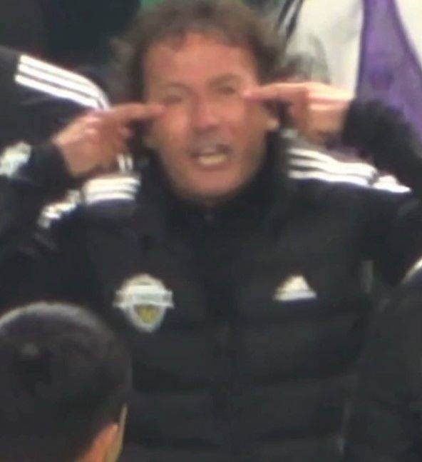 프로축구 K리그1 전북현대의 타노스 코치가 지난 9일 대전하나시티즌전에서 김우성 심판을 향해 취한 제스처. /사진=한국프로축구심판협의회 제공 영상 캡처