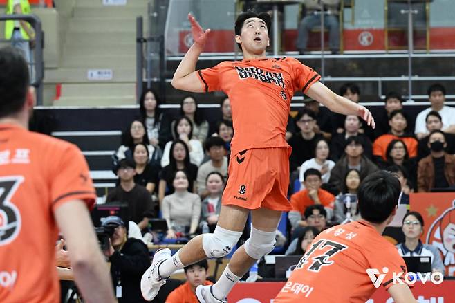 OK저축은행 차지환이 13일 부산 강서실내체육관에서 열린 진에어 2025~2026 프로배구 V-리그 2라운드 홈경기 현대캐피탈전에서 공격을 시도하고 있다. /사진=한국배구연맹 제공