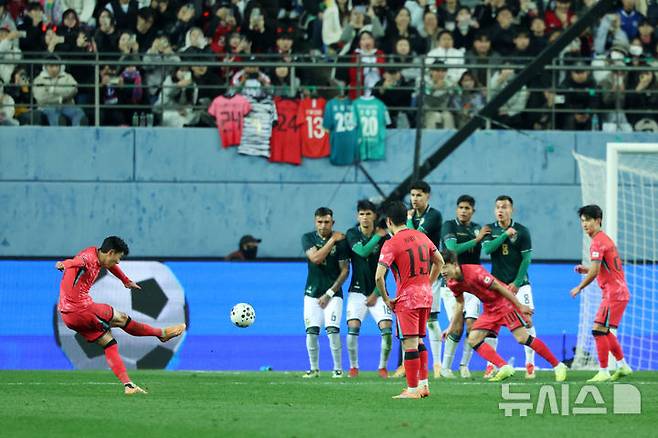 손흥민(왼쪽)의 프리킥이 볼리비아의 왼쪽 골문 구석으로 빨려 들어가고 있다. /사진=뉴시스