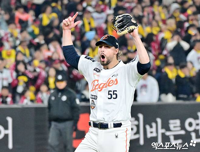 30일 오후 대전 한화생명 볼파크에서 열린 '2025 신한 SOL Bank KBO 한국시리즈' LG 트윈스와 한화 이글스의 4차전 경기, 7회초 수비를 마친 한화 와이스가 포효하고 있다. 엑스포츠뉴스DB