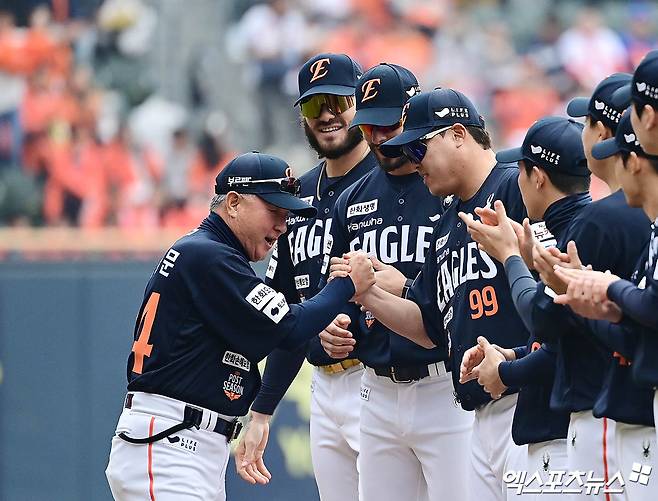 26일 오후 서울 송파구 잠실야구장에서 열린 '2025 신한 SOL Bank KBO 한국시리즈' 한화 이글스와 LG 트윈스의 1차전 경기에 앞서 한화 김경문 감독이 그라운드에 도열하며 투수 폰세, 와이스, 류현진과 악수를 나누고 있다. 엑스포츠뉴스DB