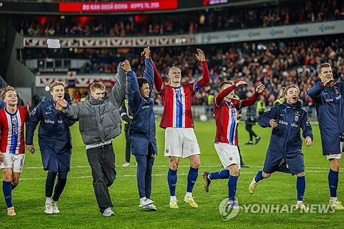 엘링 홀란을 앞세운 노르웨이가 2026 국제축구연맹(FIFA) 북중미 월드컵 본선 진출을 앞뒀다. FIFA 랭킹 29위 노르웨이는 14일(한국시간) 노르웨이 오슬로 울레보 스타디온에서 열린 2026 북중미 월드컵 유럽 예선 I조 9차전 홈 경기에서 에스토니아(130위)에 4-1 대승을 거뒀다. 연합뉴스