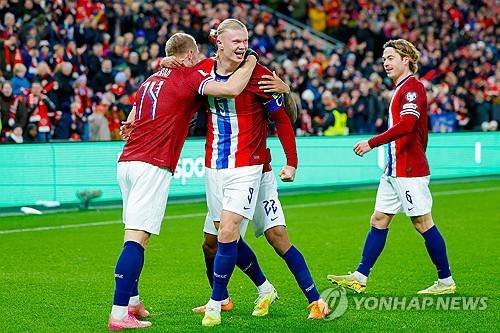 엘링 홀란을 앞세운 노르웨이가 2026 국제축구연맹(FIFA) 북중미 월드컵 본선 진출을 앞뒀다. FIFA 랭킹 29위 노르웨이는 14일(한국시간) 노르웨이 오슬로 울레보 스타디온에서 열린 2026 북중미 월드컵 유럽 예선 I조 9차전 홈 경기에서 에스토니아(130위)에 4-1 대승을 거뒀다. 연합뉴스