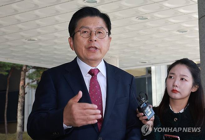 입장 밝히는 황교안 전 국무총리 (서울=연합뉴스) 한종찬 기자 = 내란 선전·선동 혐의를 받는 황교안 전 국무총리가 12일 서울 서초구 서울고등검찰청에 마련된 내란 특검 사무실로 체포되며 입장을 밝히고 있다. 2025.11.12 saba@yna.co.kr