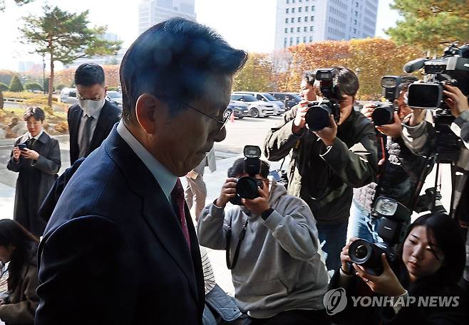 특검 사무실 향하는 황교안 전 국무총리 (서울=연합뉴스) 한종찬 기자 = 내란 선전·선동 혐의 관련 내란특검팀에 의해 체포된 황교안 전 국무총리가 12일 서울 서초구 서울고등검찰청에 마련된 내란 특검 사무실로 향하고 있다. 2025.11.12 saba@yna.co.kr