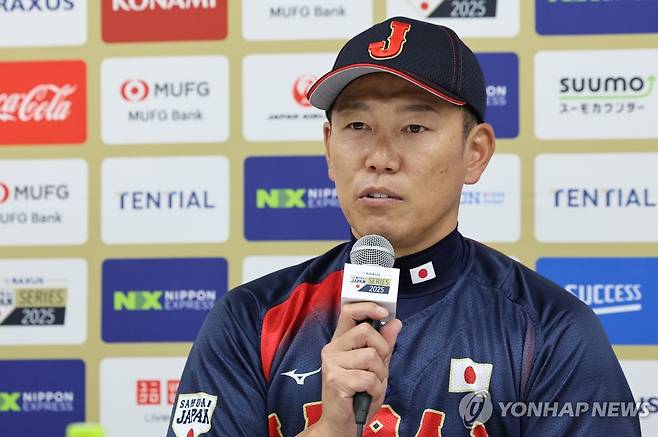 발언하는 일본 야구대표팀 이바타 히로카즈 감독 (도쿄=연합뉴스) 이동해 기자 = 일본 야구대표팀 이바타 히로카즈 감독이 14일 일본 도쿄돔에서 월드베이스볼클래식(WBC) 대비 한일 평가전을 앞두고 열린 공식 기자회견에서 발언하고 있다. 2025.11.14 eastsea@yna.co.kr
