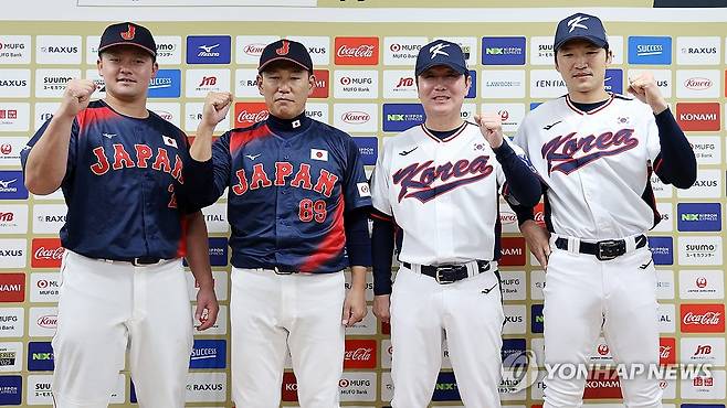 한일 평가전 앞두고 공식 기자회견에서 기념촬영 (도쿄=연합뉴스) 이동해 기자 = 한국과 일본 야구대표팀 감독과 선수들이 14일 일본 도쿄돔에서 월드베이스볼클래식(WBC) 대비 한일 평가전을 앞두고 열린 공식 기자회견에서 기념 촬영하고 있다.
왼쪽부터 일본 야구대표팀의 마키 슈고와 이바타 히로카즈 감독, 한국 야구대표팀의 류지현 감독과 박해민. 2025.11.14 eastsea@yna.co.kr