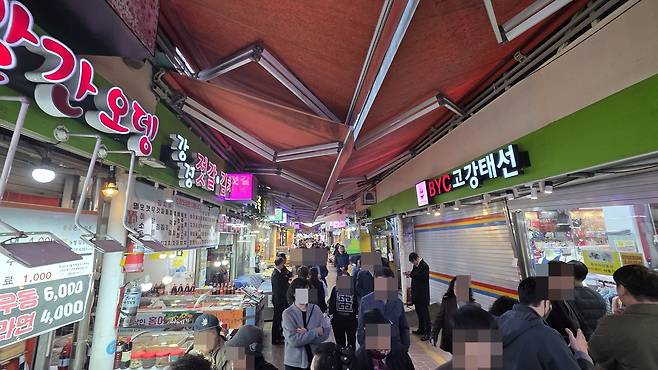 정상영업하는 부천제일시장 (부천=연합뉴스) 강종구 기자 = 14일 부천제일시장에서 전날 트럭 돌진사고의 충격을 딛고 정상영업을 이어가고 있다.
2025.11.14
inyon@yna.co.kr
(끝)