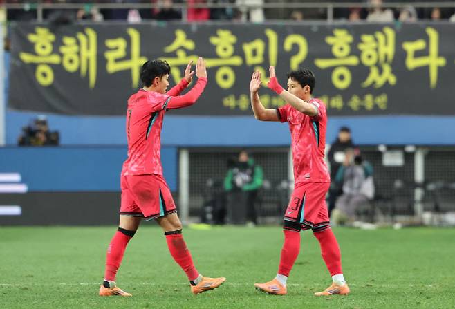 14일 대전월드컵경기장에서 열린 남자축구 국가대표 A매치 평가전 대한민국과 볼리비아의 경기. 한국 손흥민이 후반전에 교체되고 있다. 사진=연합뉴스