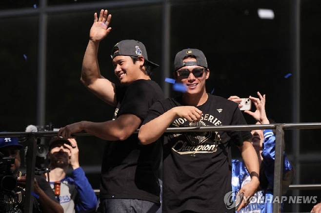 우승 카퍼레이드하는 오타니와 야마모토. 사진=AFPBBNews