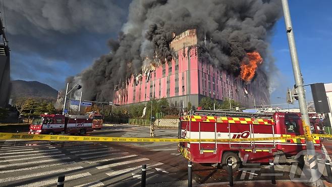15일 오전 충남 천안 동남구 이랜드패션 물류센터에서 화재가 발생해 검은 연기와 함께 화염이 치솟고 있다. 소방 당국 대응 2단계로 격상해 화재를 진화 중이다. 2025.11.15/뉴스1 ⓒ News1 이시우 기자