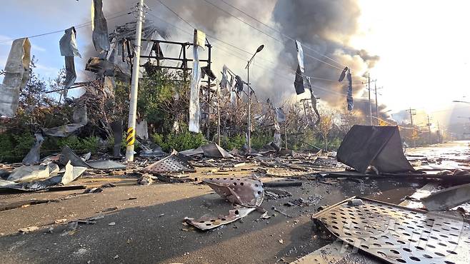 15일 충남 천안 동남구 이랜드패션 물류센터에서 발생한 화재로 건물 일부가 붕괴됐다. 소방 당국은 9시간만에 큰불을 잡았지만 대응 2단계를 유지한 채 화재를 계속 진압 중이다. 2025.11.15/뉴스1 ⓒ News1 이시우 기자